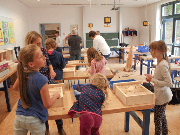 Insektenhotels sind in Mode, wir haben zusammen mit den Schulkindern Insektenstuben gebaut. Sie sind kleiner, daf&uuml;r aber &uuml;ber die Gemeinde verteilt, denn jedes Kind hat seine Stube mit heim genommen. Nat&uuml;rlich gibt es auch welche an unserer Blumenwiese.