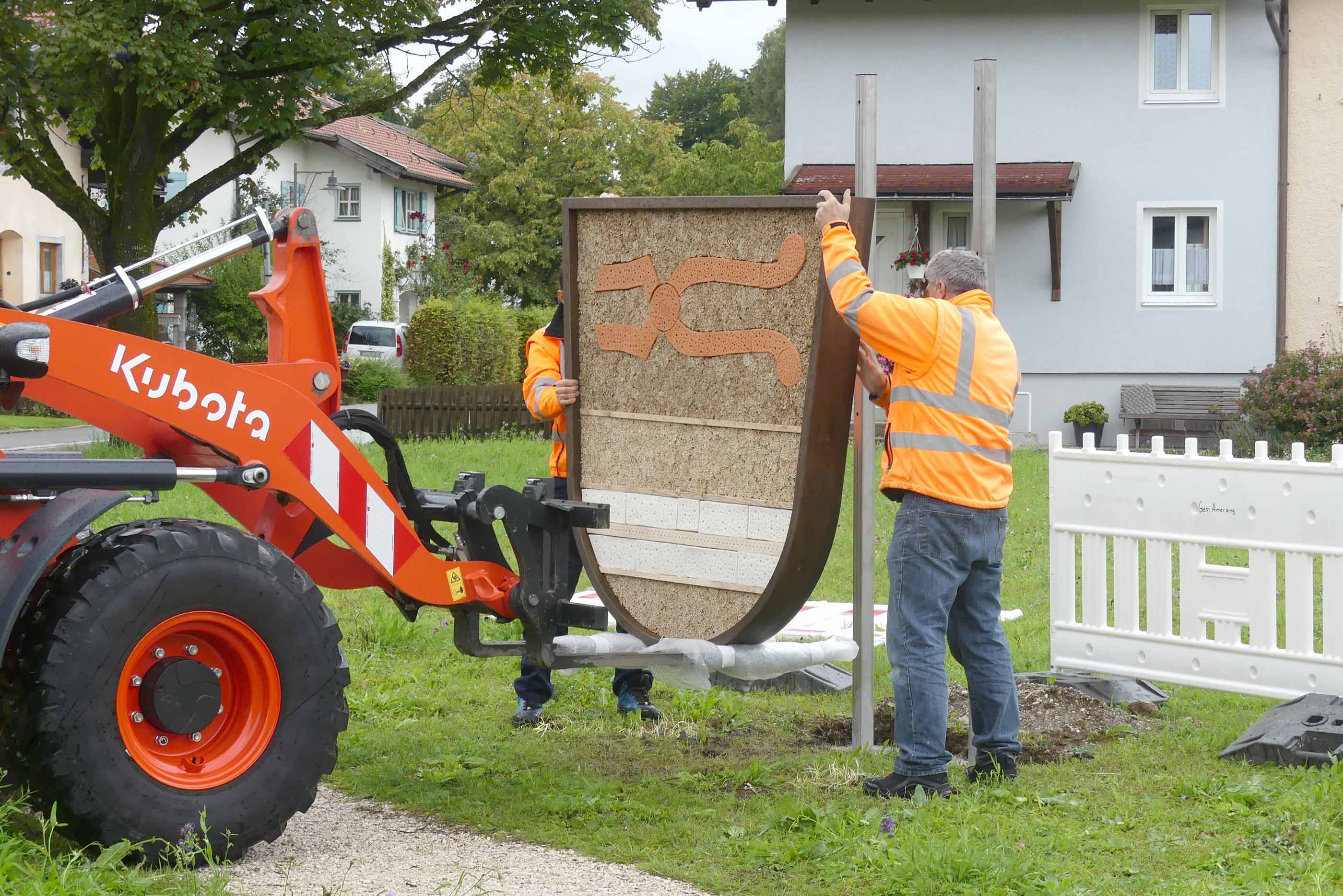 Die Mitarbeiter des Bauhofs stellen das Wappen auf. Danke, wir h&auml;tten es nicht einmal mehr tragen k&ouml;nnen.