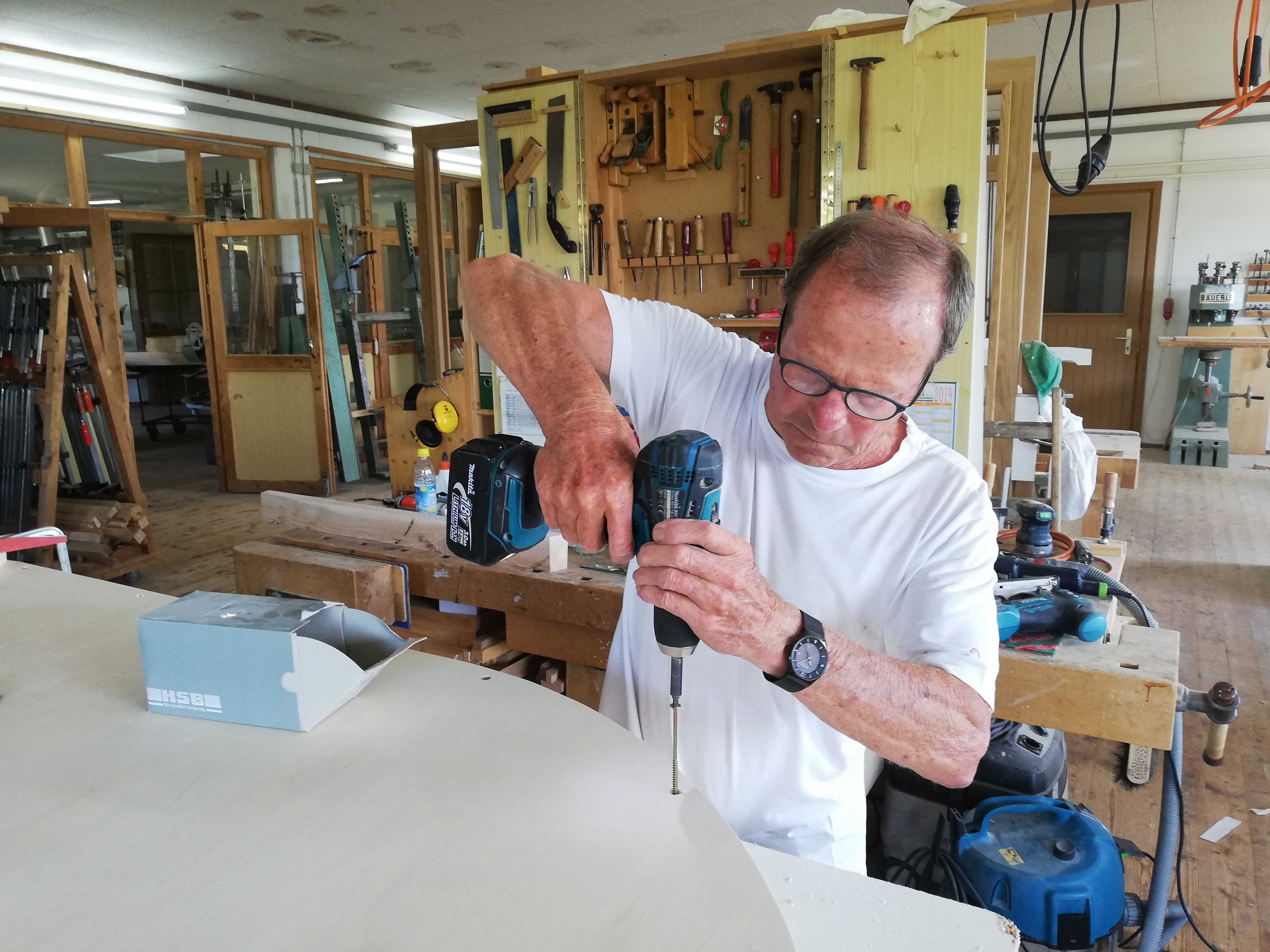 Der Rahmen wird montiert.