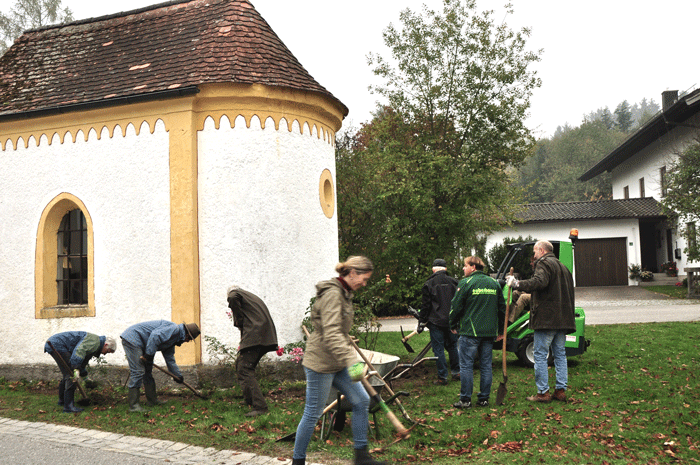 Die neuen Rosenbeete werden vorbereitet.