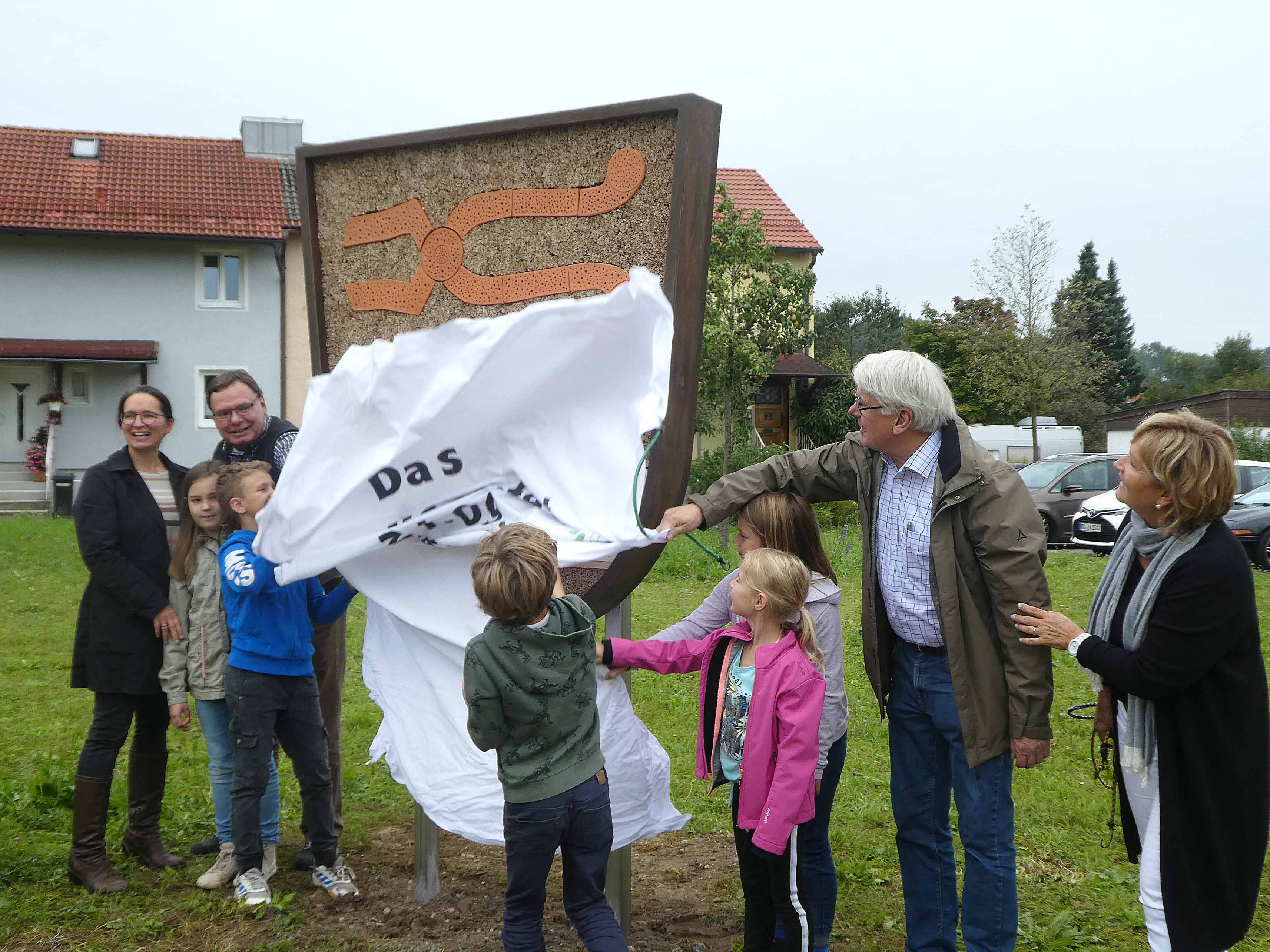 Hilfe gabes auch von einer kleinen Abordnung der Schule. Es war der erste Tag des neuen Schuljahres.