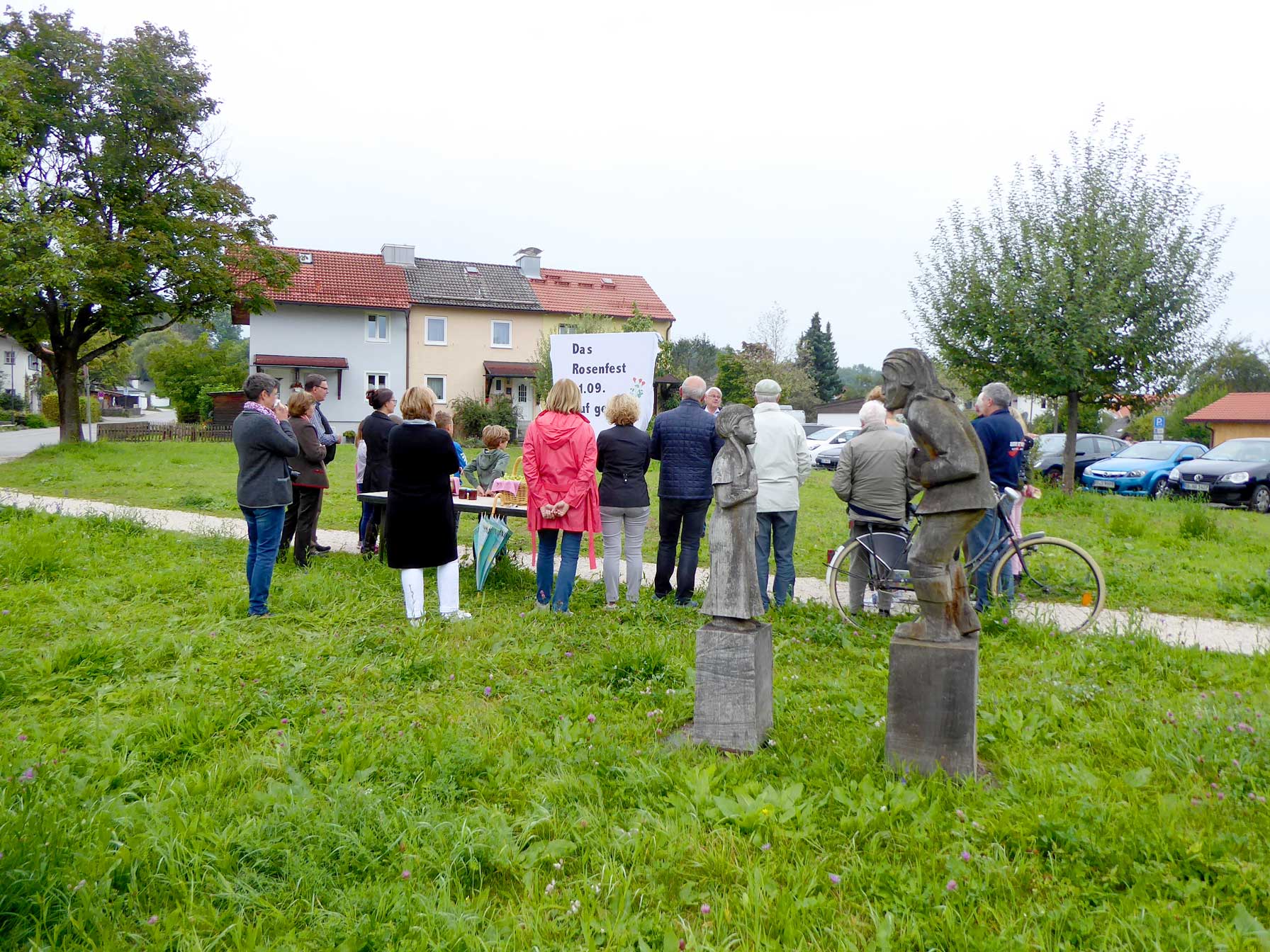 Das Wappen wird an den B&uuml;rgermeister Voit &uuml;bergeben.