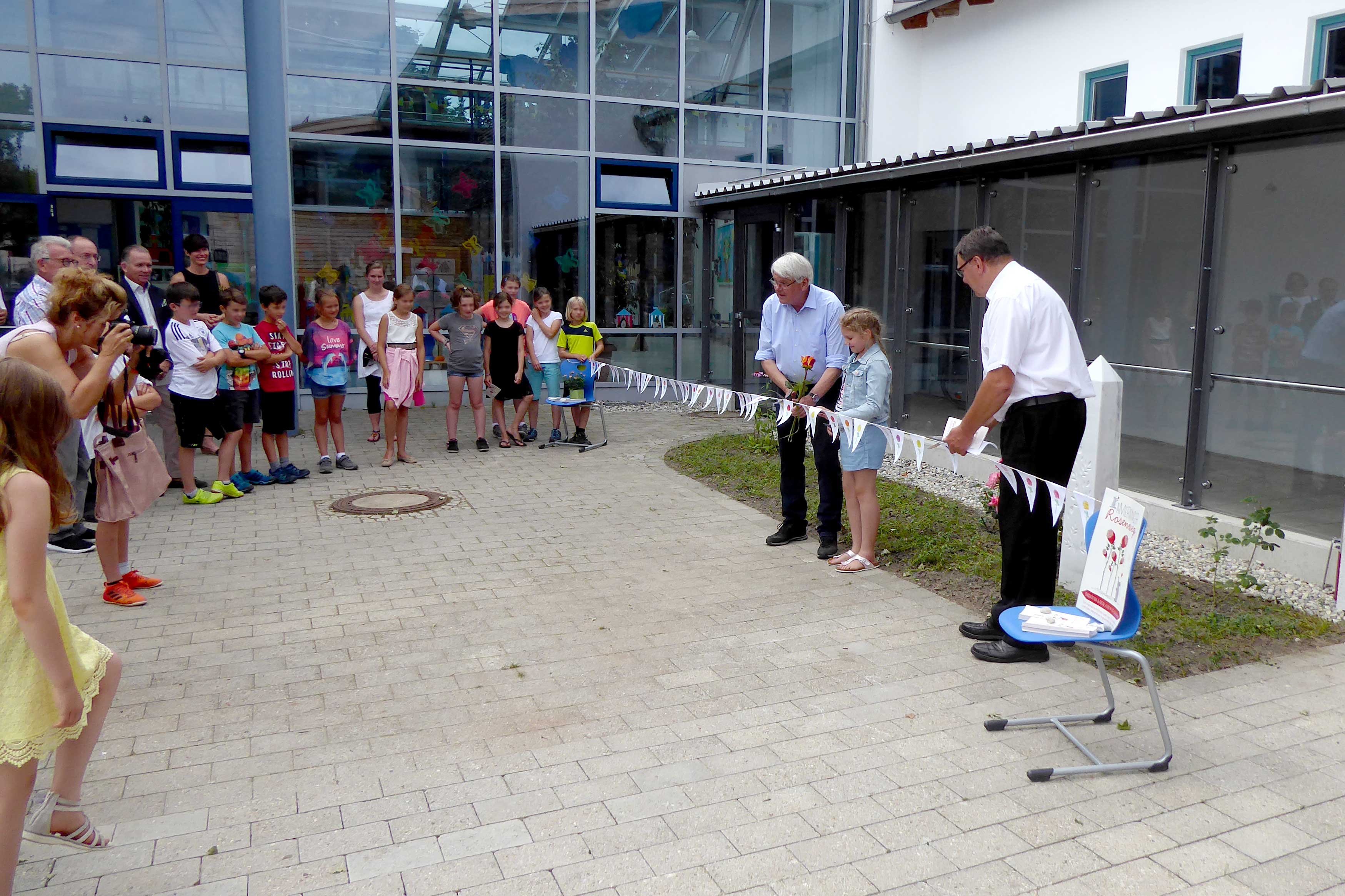 Eine Sch&uuml;lerin, B&uuml;rgermeister Gust Voit und Vorsitzender Wolfram Obholzer durchtrennen symbolisch ein Band zur Er&ouml;ffnung.