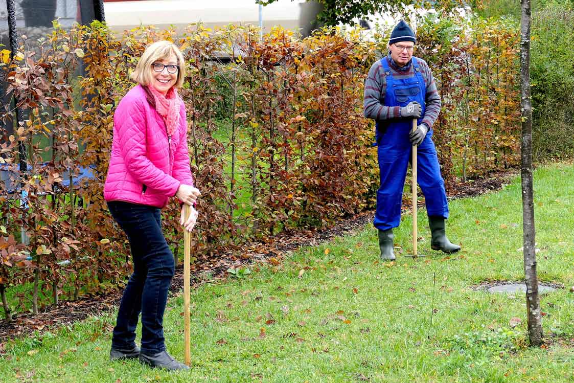 Trotz Corona haben wir in diesem Jahr noch einmal nachgelegt. In Kleingruppen wurden weitere 4000 Krokusse und 600 Narzissen gepflanzt.