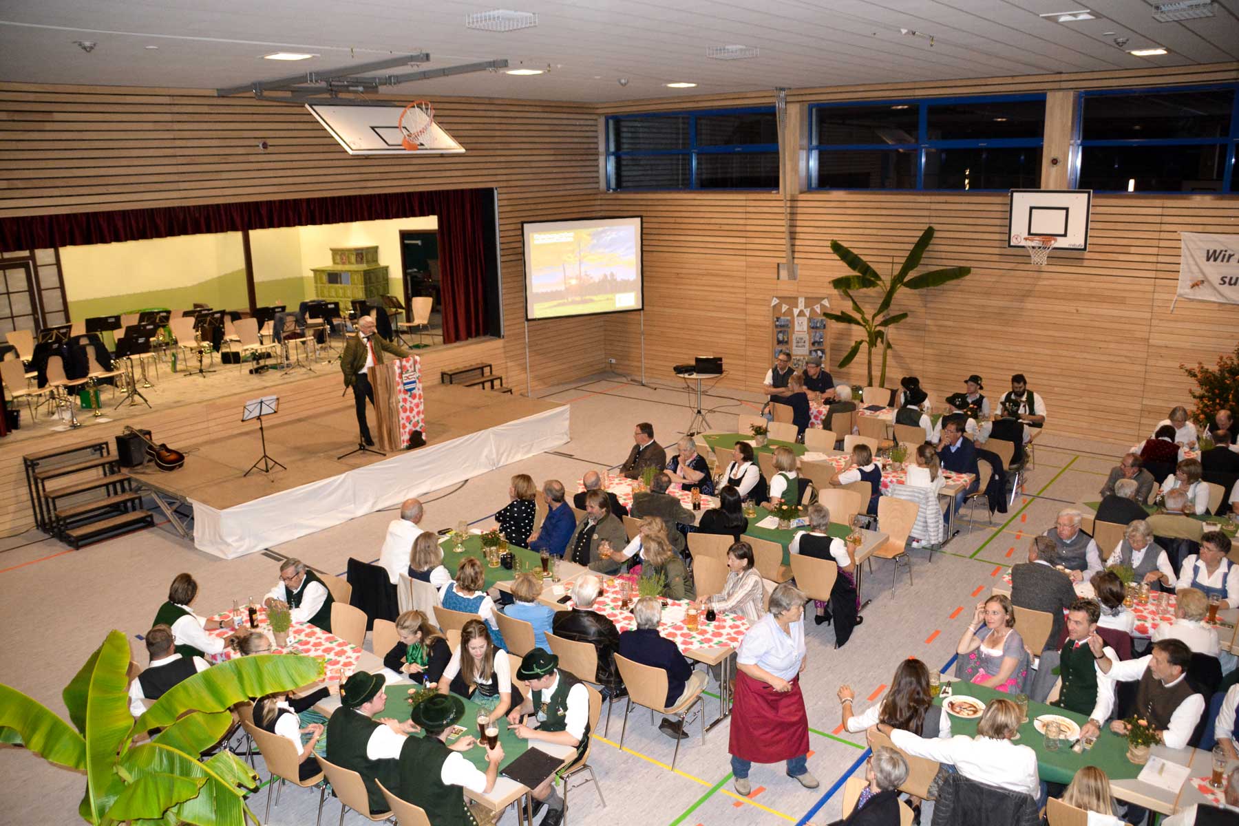 Festlich geschm&uuml;ckt war die gut besuchte neue Gemeindehalle.