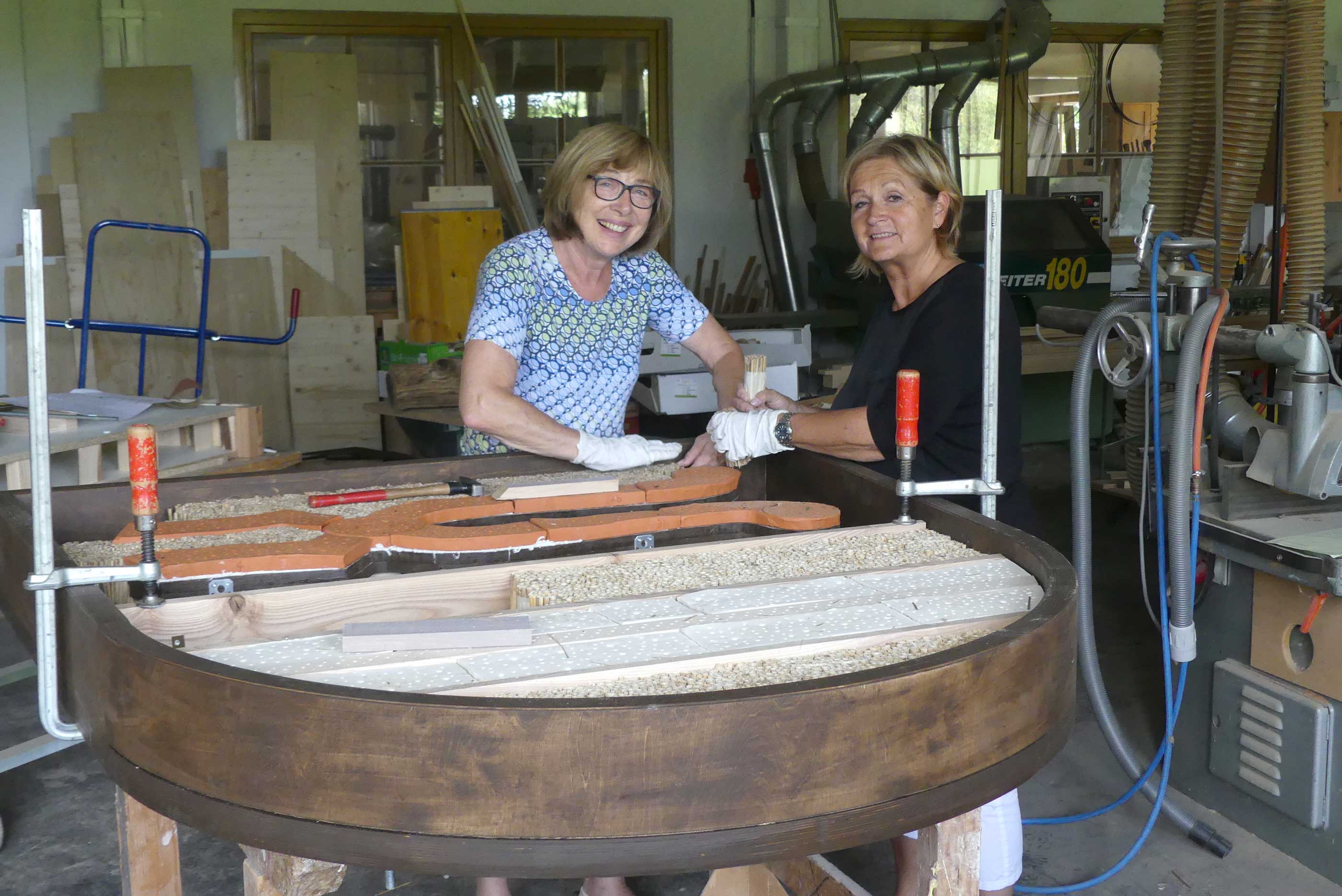 Das Wappen wird mit dem Schilf und den Teilen f&uuml;r Zange und B&auml;nder aus gebranntem Ton best&uuml;ckt. Danke f&uuml;r die M&ouml;glichkeit, den Brennofen der Schule zu benutzen.