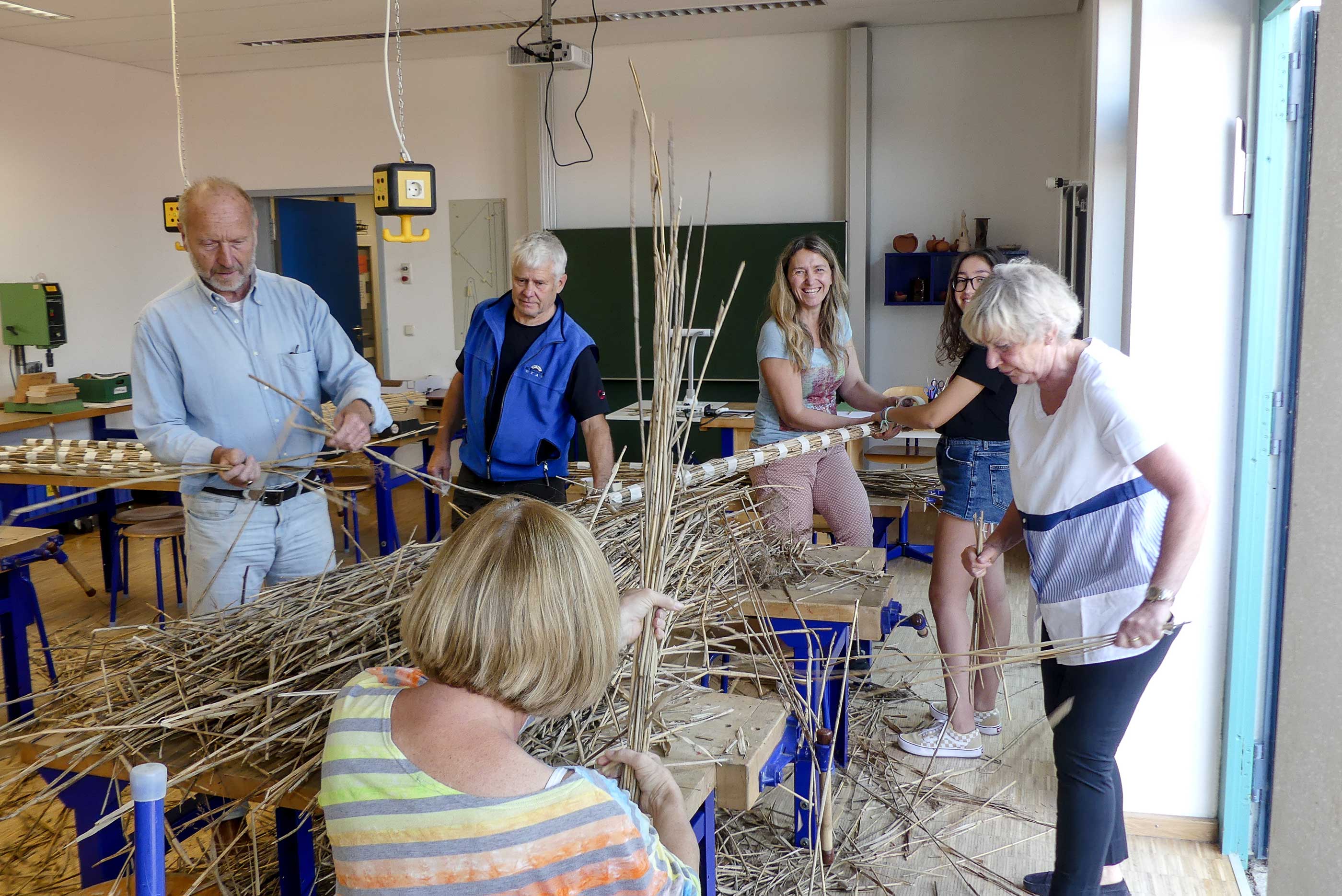 Das Schilf wird geb&uuml;ndelt und die B&uuml;ndel in 10 cm lange St&uuml;cke zers&auml;gt. Danke f&uuml;r die Nutzung der Bands&auml;ge im Werkraum der Schule.