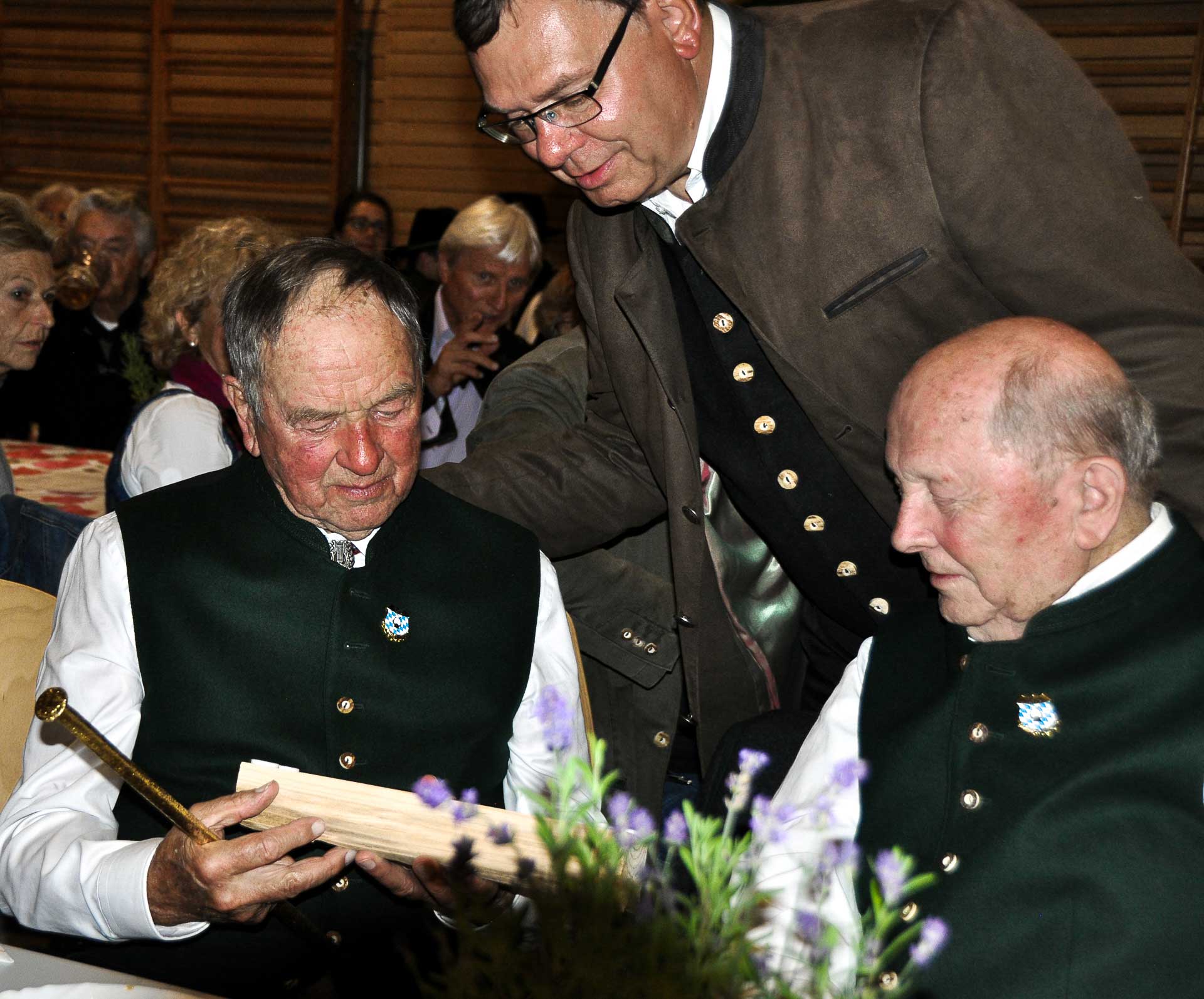 Zwei der Gr&uuml;ndungsv&auml;ter leben noch. Sie und andere verdiente Mitglieder bekamen als Anerkennung den Ameranger Goldnagel von B&uuml;rgermeister Voit &uuml;berreicht.