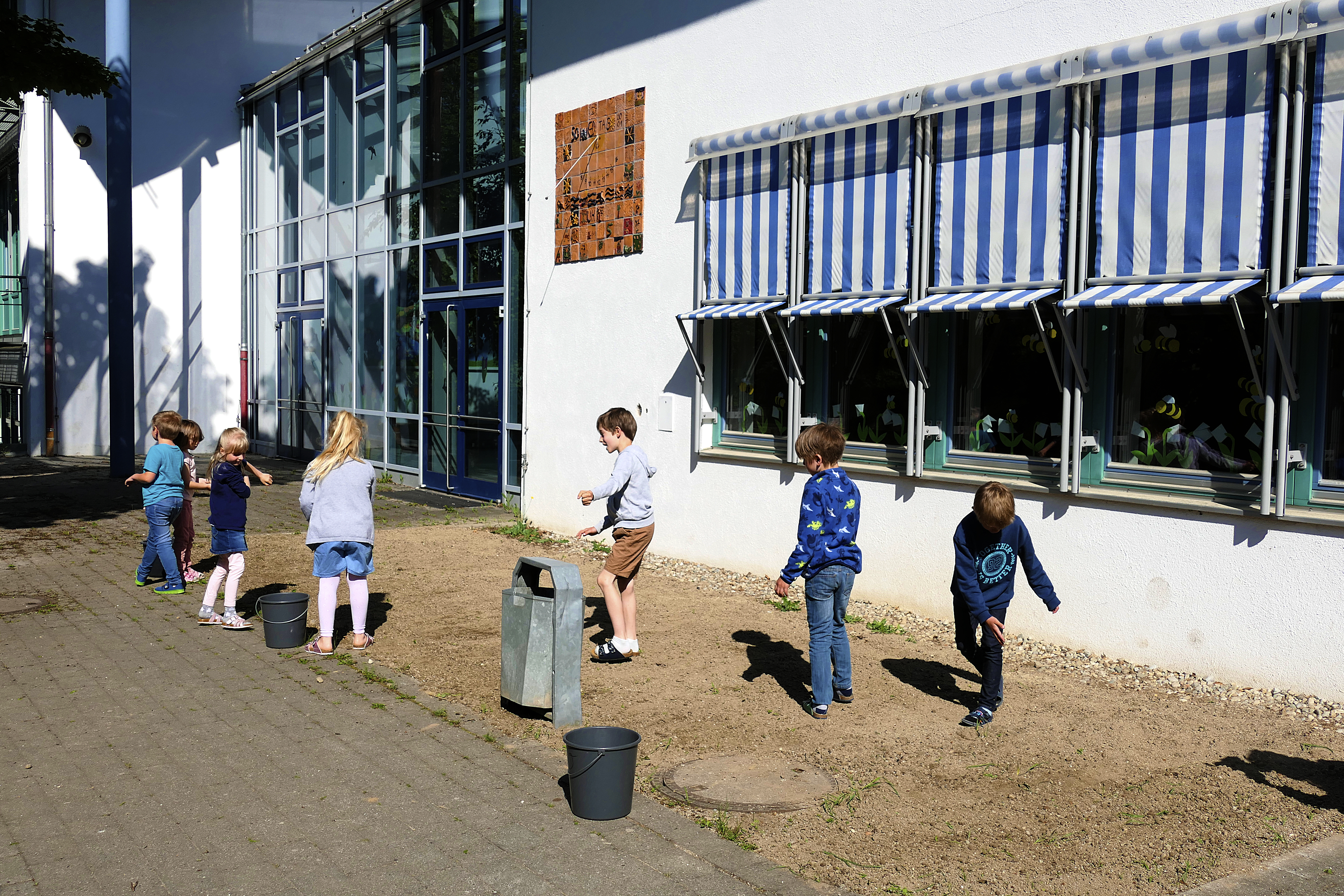 Eifrig bereiten die Kinder ihr Beet vor.