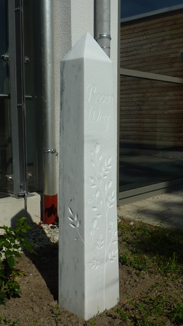 Der Obelisk am Startpunkt des Weges.